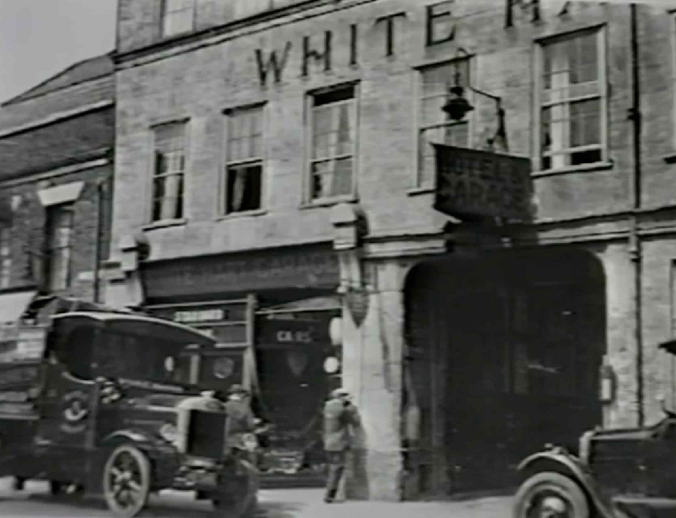 View of the White Hart around the time the statue of a White Hart was removed from the front.